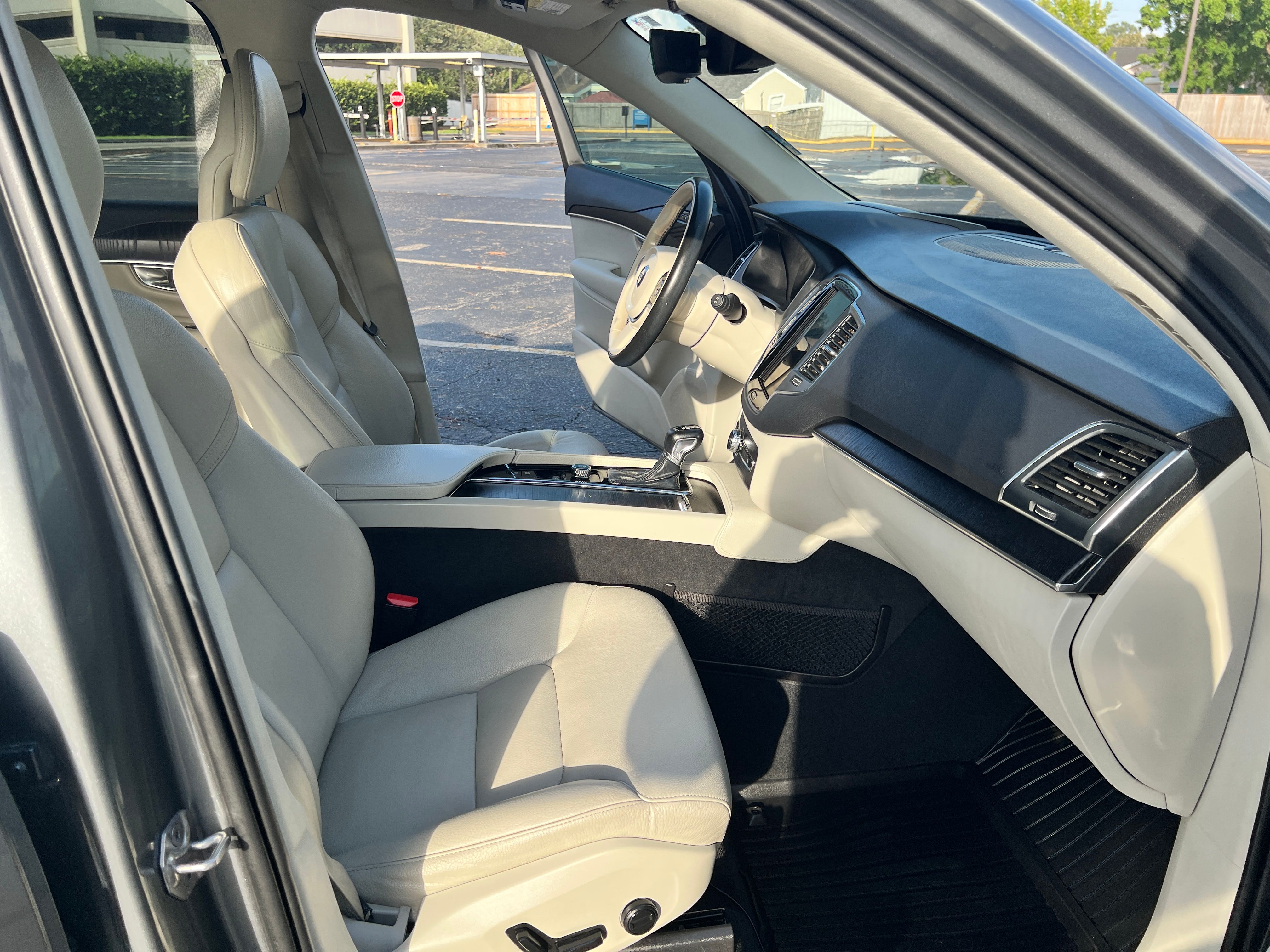 Used 2020 Volvo XC90 T5 Momentum w/ Protection Package Premier FWD image 18