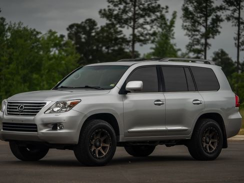 Used 2011 Lexus LX 570 4WD w/ Luxury Pkg image 17