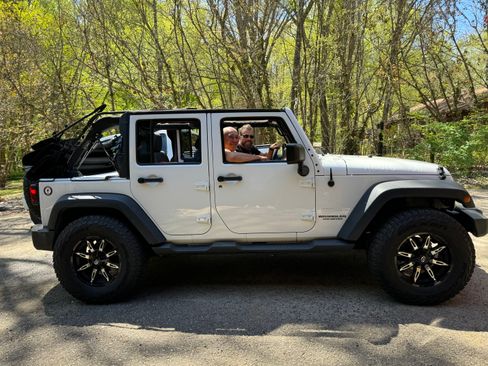 Used 2013 Jeep Wrangler Unlimited Sport image 4