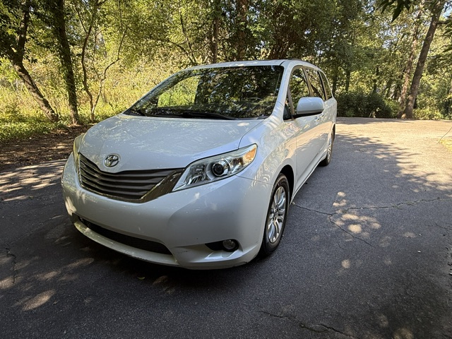 Used 2017 Toyota Sienna XLE Premium FWD image 2