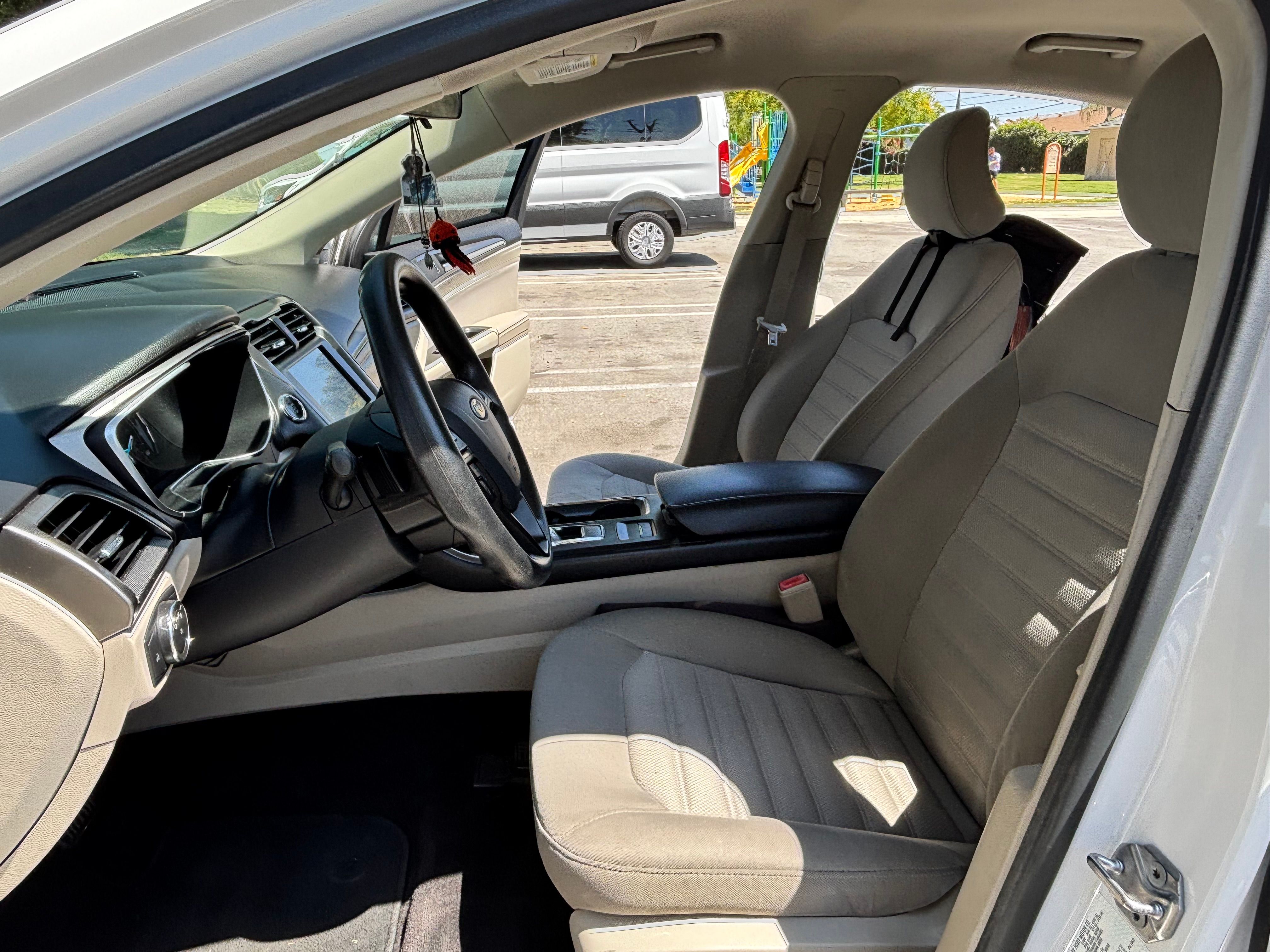 Used 2017 Ford Fusion SE w/ Fusion SE Technology Package FWD image 10