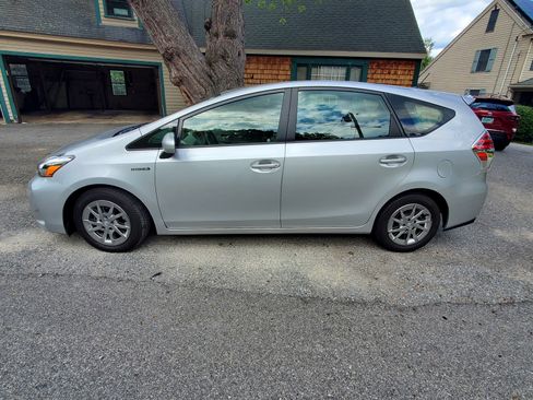 Used 2017 Toyota Prius V Four image 4