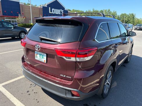 Used 2019 Toyota Highlander XLE AWD/4WD image 2