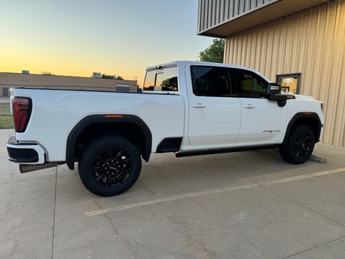 Used 2025 GMC Sierra 2500 AT4 w/ AT4 Premium Plus Package AWD/4WD image 4
