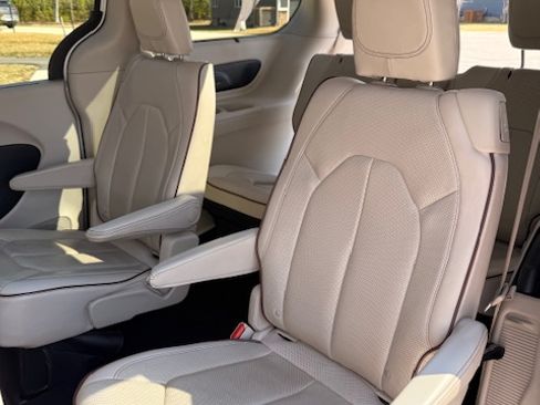 Used 2017 Chrysler Pacifica Limited w/ Advanced Safetytec Group image 9