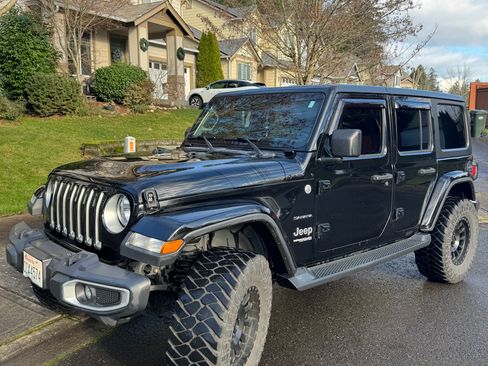 Used 2019 Jeep Wrangler Unlimited Sahara image 2