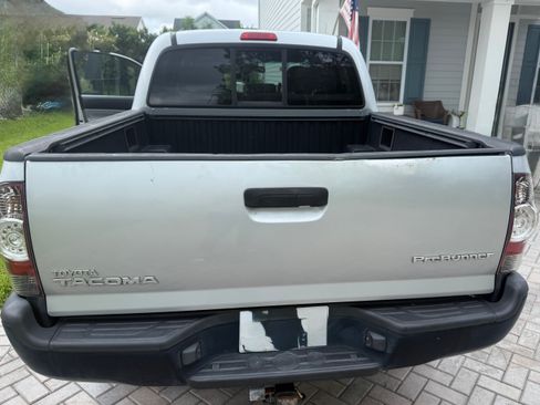 Used 2011 Toyota Tacoma PreRunner image 2