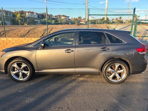Used 2012 Toyota Venza LE image 1