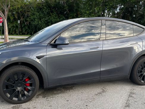 Used 2023 Tesla Model Y AWD image 9