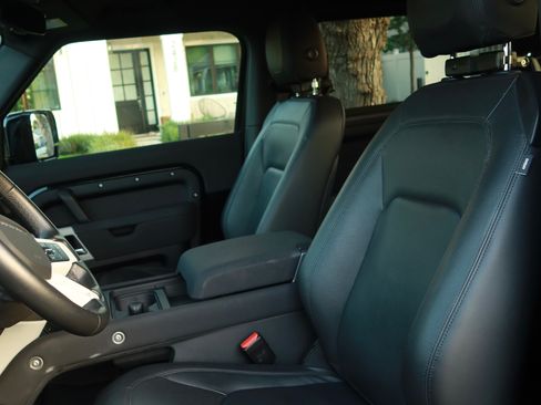 Used 2023 Land Rover Defender 90 SE image 23