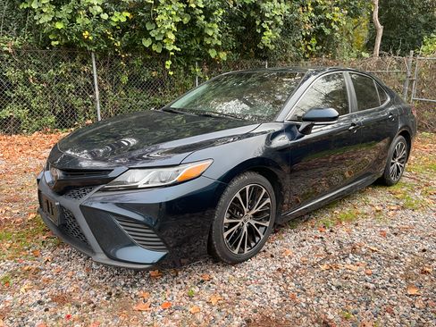 Used 2018 Toyota Camry SE image 1