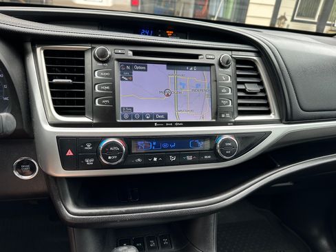 Used 2018 Toyota Highlander SE image 4
