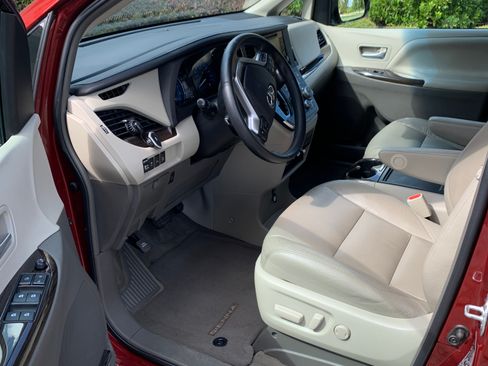 Used 2015 Toyota Sienna XLE image 4