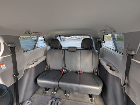 Used 2015 Toyota Sienna SE Premium image 16