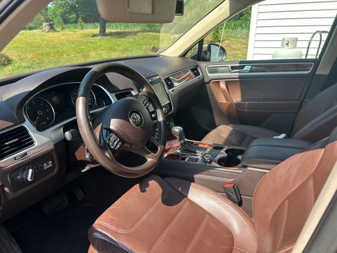 Used 2012 Volkswagen Touareg TDI AWD/4WD image 5