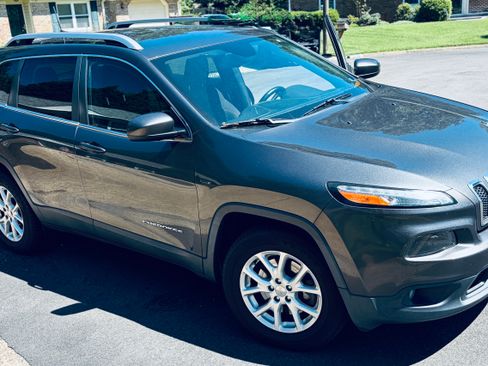 Used 2016 Jeep Cherokee Latitude w/ Cold Weather Group AWD/4WD image 1