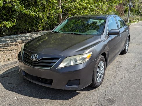 Used 2011 Toyota Camry LE image 2