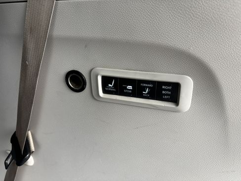 Used 2018 Chrysler Pacifica Limited w/ Advanced Safetytec Group FWD image 17