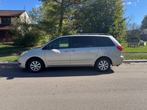Used 2010 Toyota Sienna LE image 1