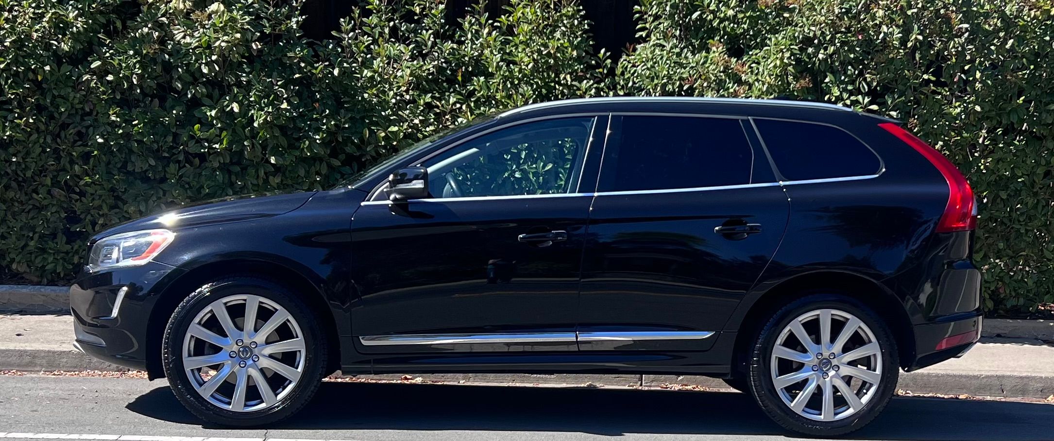 Used 2017 Volvo XC60 T5 Inscription w/ Preferred Option Package FWD image 4