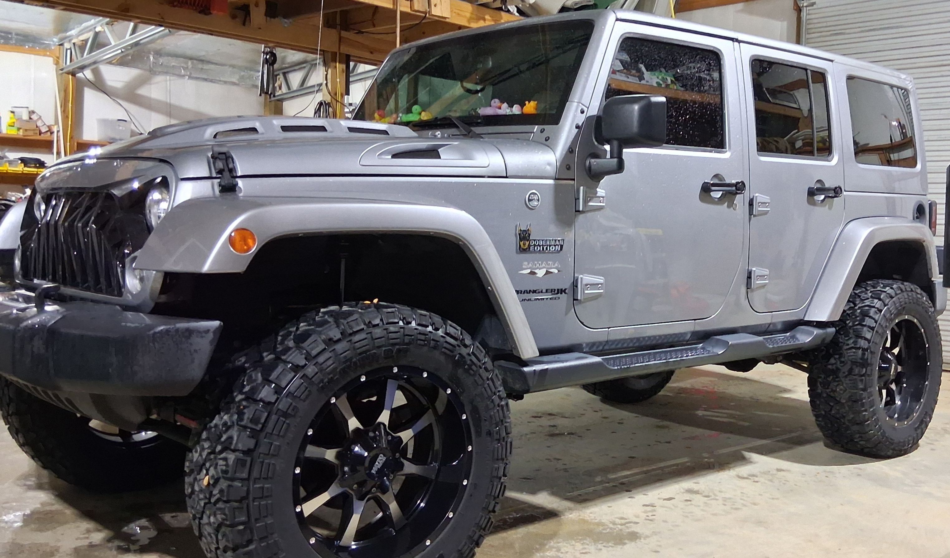 Used 2018 Jeep Wrangler Unlimited Sahara w/ Connectivity Group AWD/4WD image 1