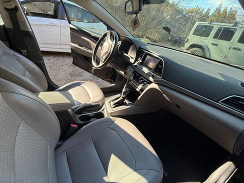 Used 2017 Hyundai Elantra Limited w/ Cargo Package FWD image 11