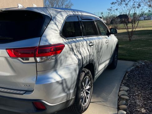 Used 2017 Toyota Highlander XLE image 2