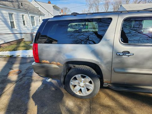 Used 2008 GMC Yukon XL SLT w/ SLT Preferred Equipment Group image 9