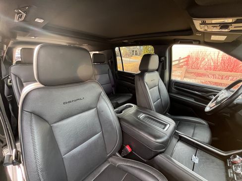 Used 2022 GMC Yukon XL Denali image 8