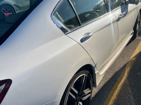 Used 2017 Honda Accord Touring image 10