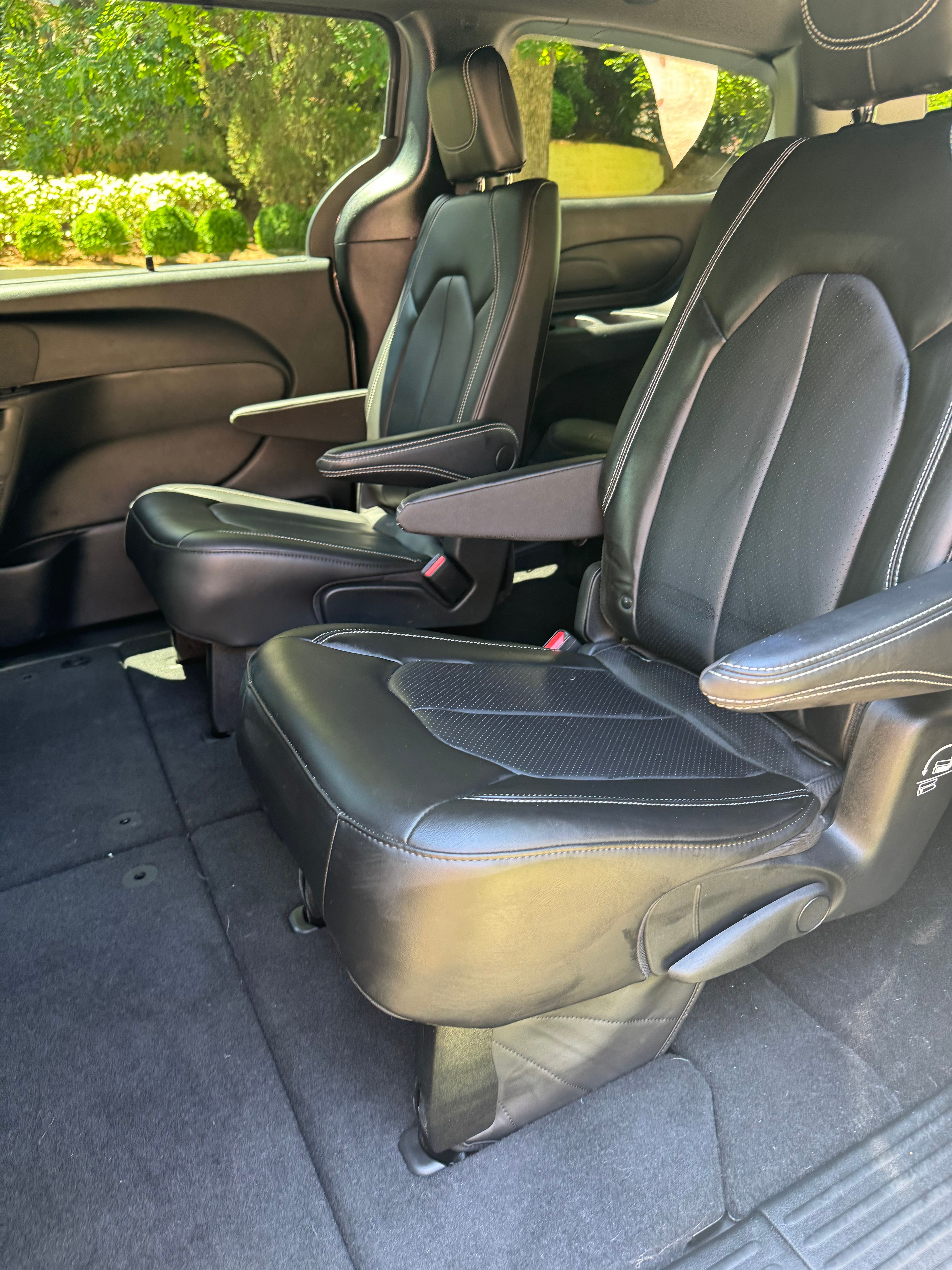 Used 2023 Chrysler Pacifica Touring-L w/ S Appearance Package FWD image 17