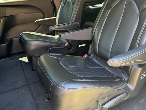 Used 2023 Chrysler Pacifica Touring-L w/ S Appearance Package image 17