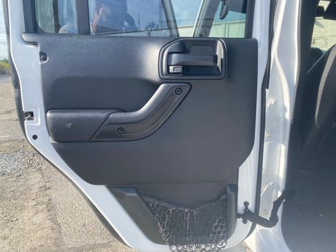 Used 2017 Jeep Wrangler Unlimited Sahara image 14