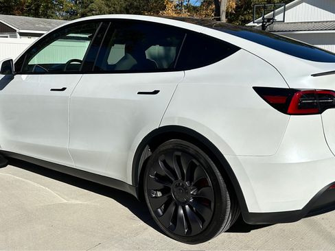 Used 2025 Tesla Model Y Performance image 2