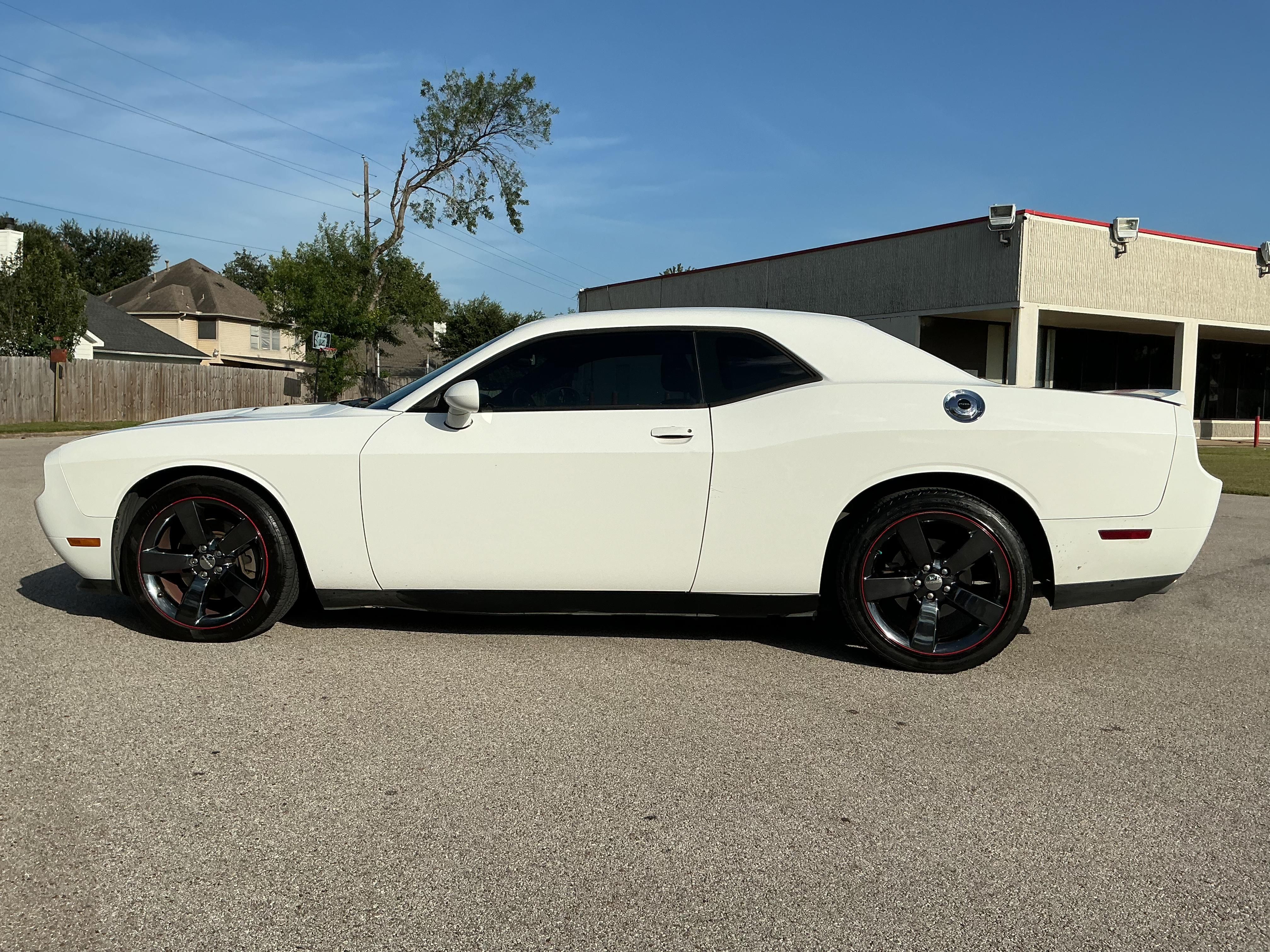 Used 2012 Dodge Challenger SXT RWD image 4