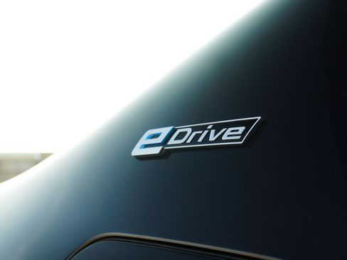 Used 2019 BMW 530e xDrive w/ Convenience Package image 5