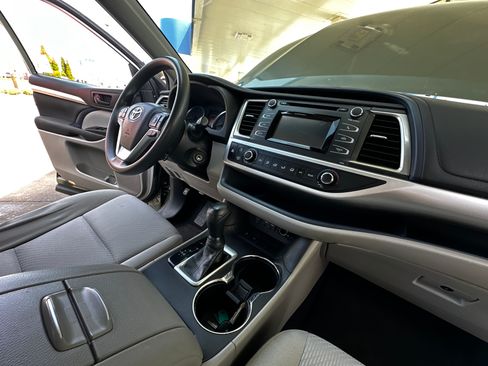 Used 2019 Toyota Highlander LE image 9