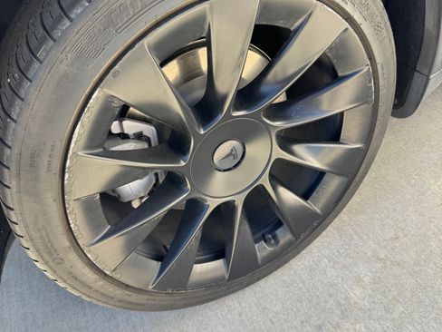 Used 2021 Tesla Model Y Long Range image 17