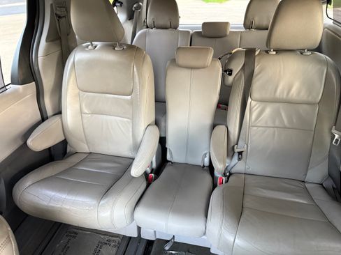 Used 2015 Toyota Sienna XLE image 21
