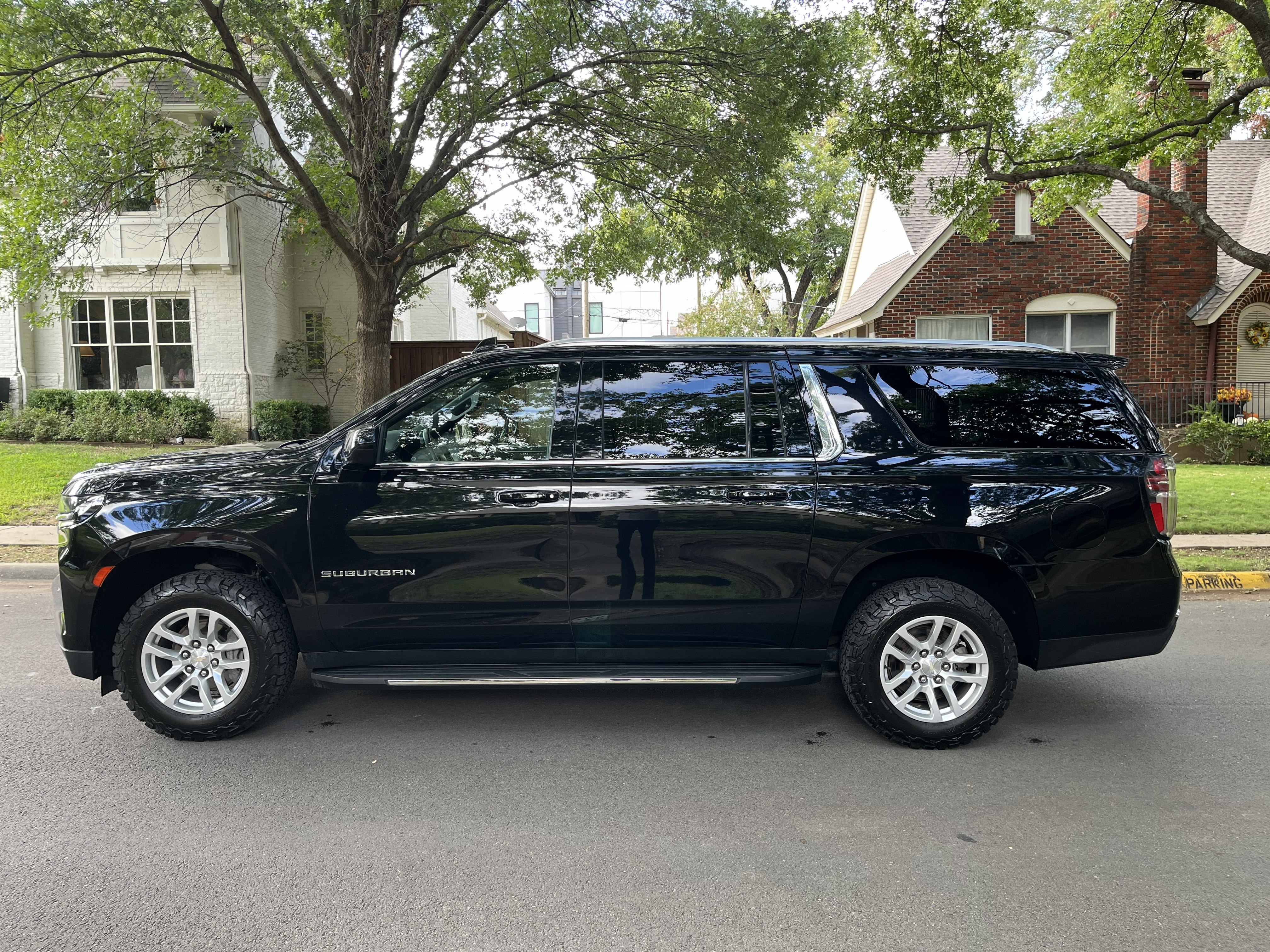 Used 2022 Chevrolet Suburban LT AWD/4WD image 1