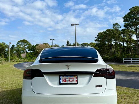 Used 2022 Tesla Model X Plaid image 5