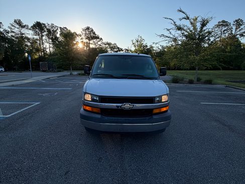 Used 2017 Chevrolet Express 3500 LT w/ LT Preferred Equipment Group RWD image 9