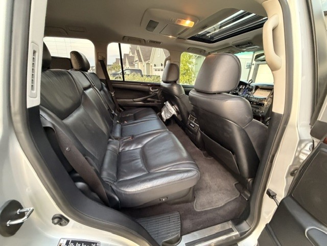 Used 2011 Lexus LX 570 4WD w/ Luxury Pkg image 6