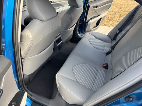 Used 2018 Toyota Camry SE image 12