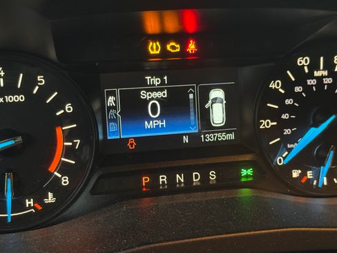 Used 2018 Ford Explorer XLT FWD image 2