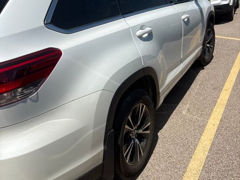 Used 2018 Toyota Highlander LE AWD/4WD image 2