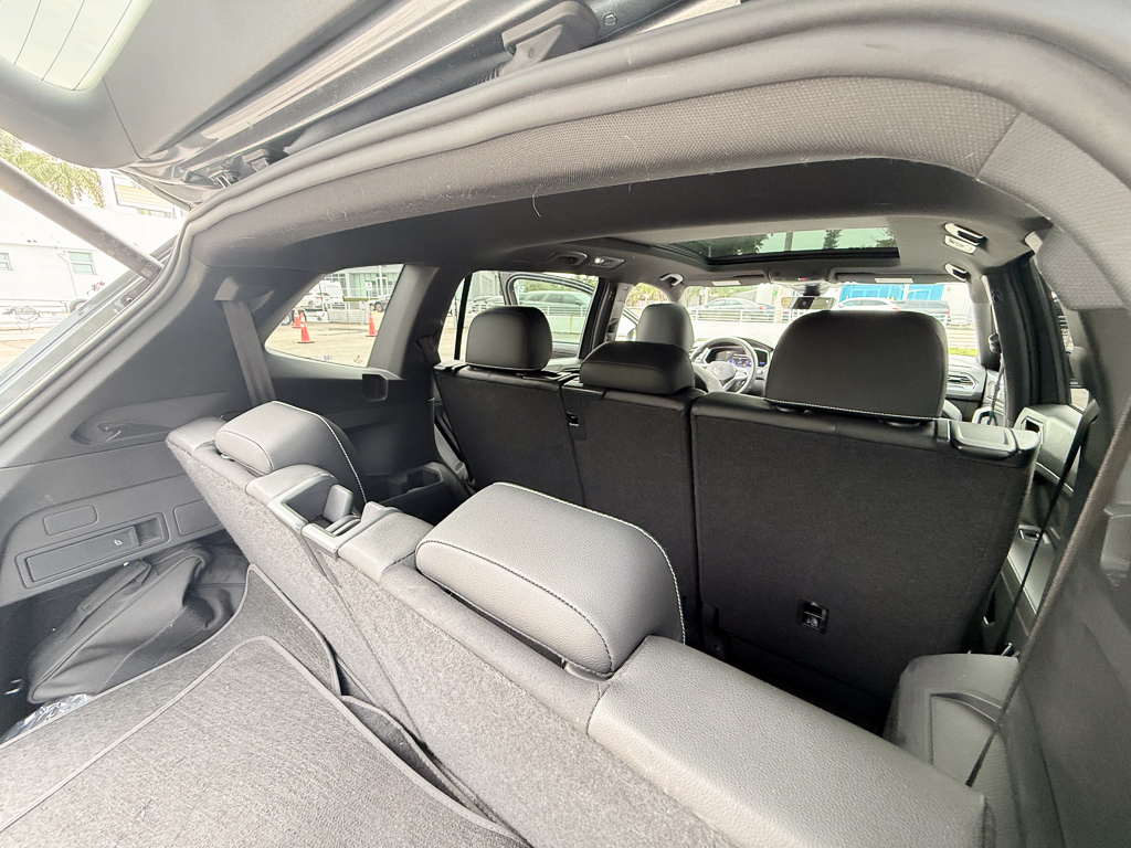 Used 2024 Volkswagen Tiguan SE R-Line FWD image 31