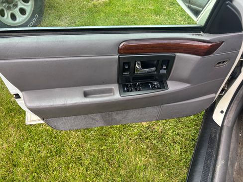 Used 1993 Cadillac Seville FWD image 21