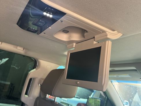 Used 2018 GMC Yukon SLT w/ Open Road Package image 12