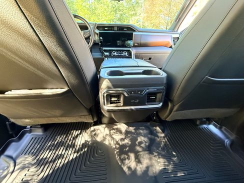 Used 2024 GMC Sierra 2500 Denali w/ Denali Reserve Package image 9